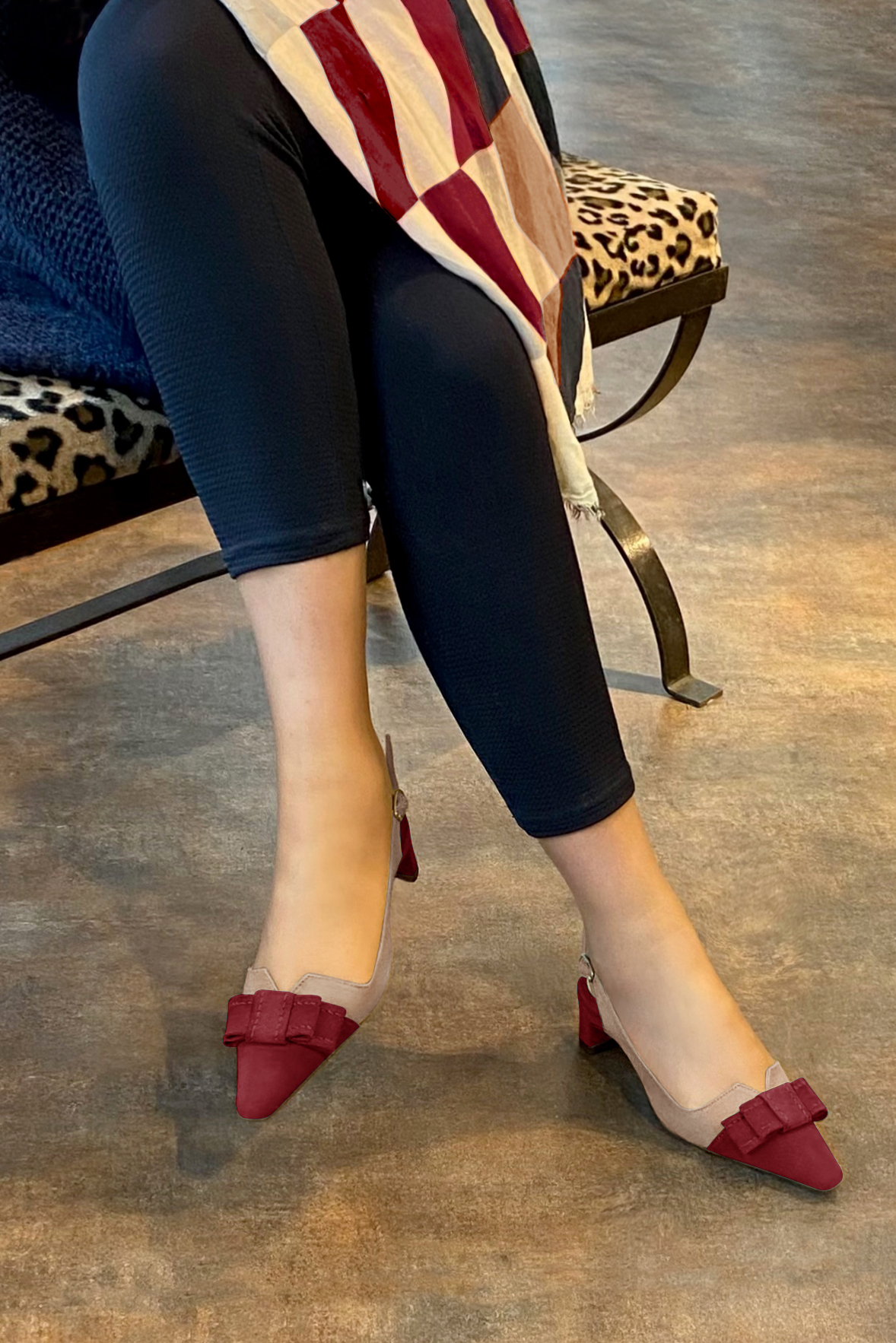 Burgundy red and tan beige matching shoes and clutch. Worn view - Florence KOOIJMAN